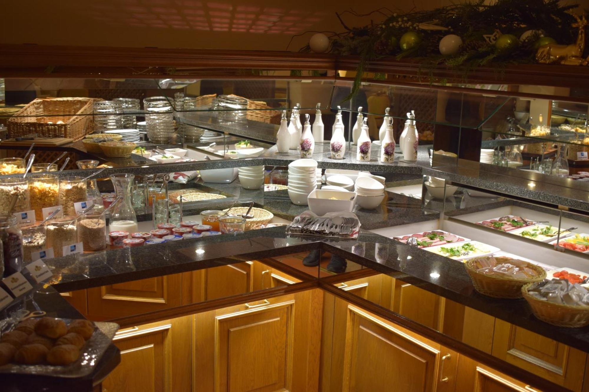 Akzent Hotel Goldner Hirsch Каменц Екстериор снимка