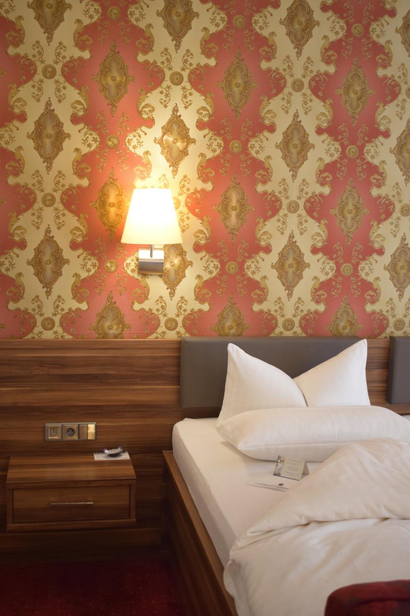 Akzent Hotel Goldner Hirsch Каменц Екстериор снимка