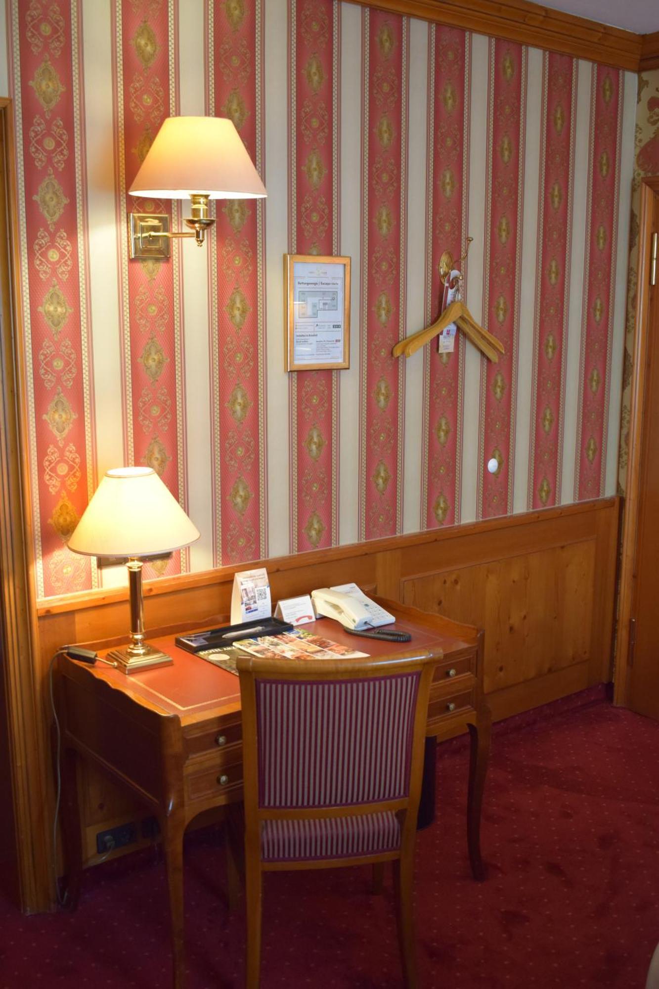 Akzent Hotel Goldner Hirsch Каменц Екстериор снимка