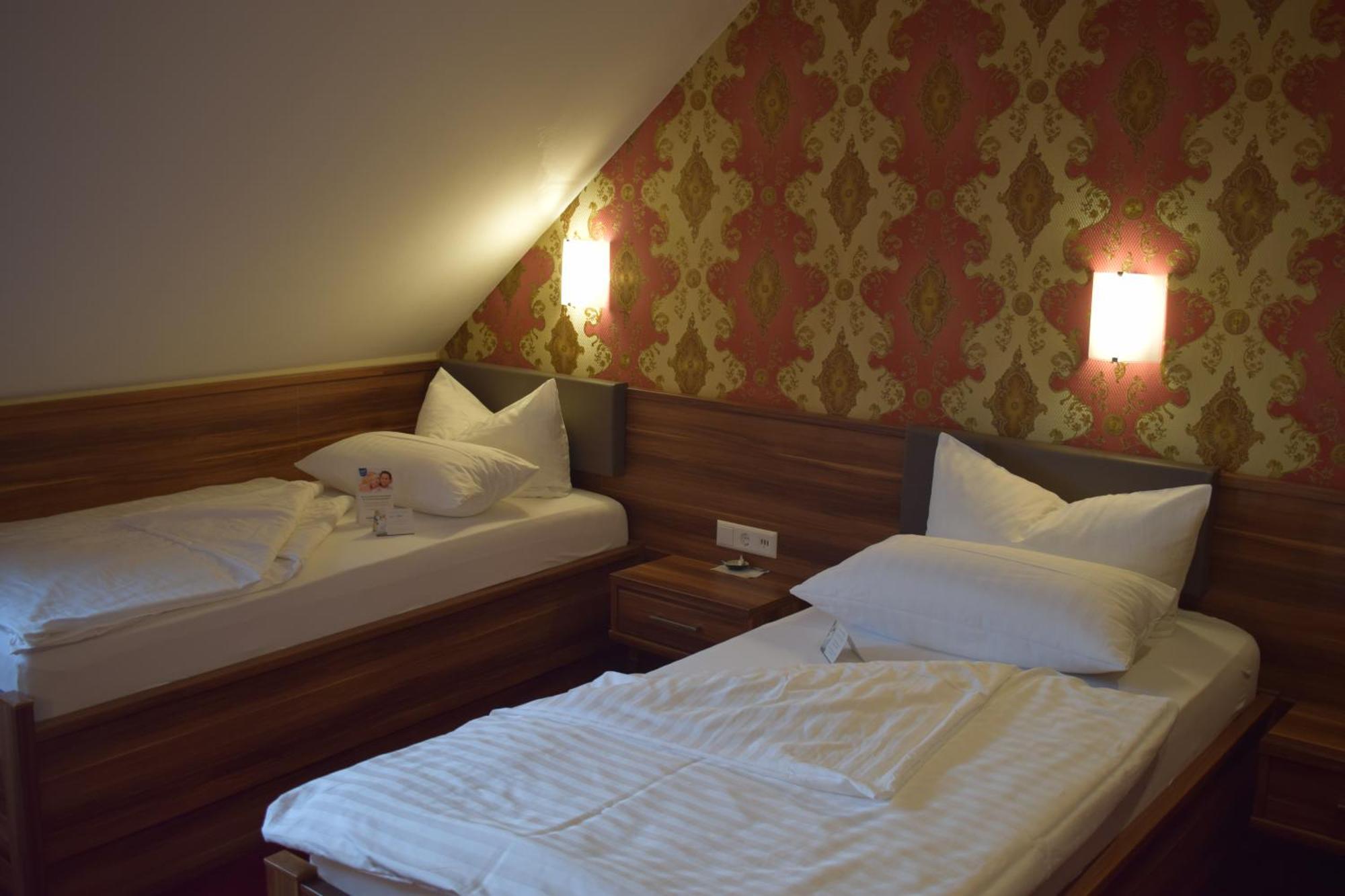 Akzent Hotel Goldner Hirsch Каменц Екстериор снимка