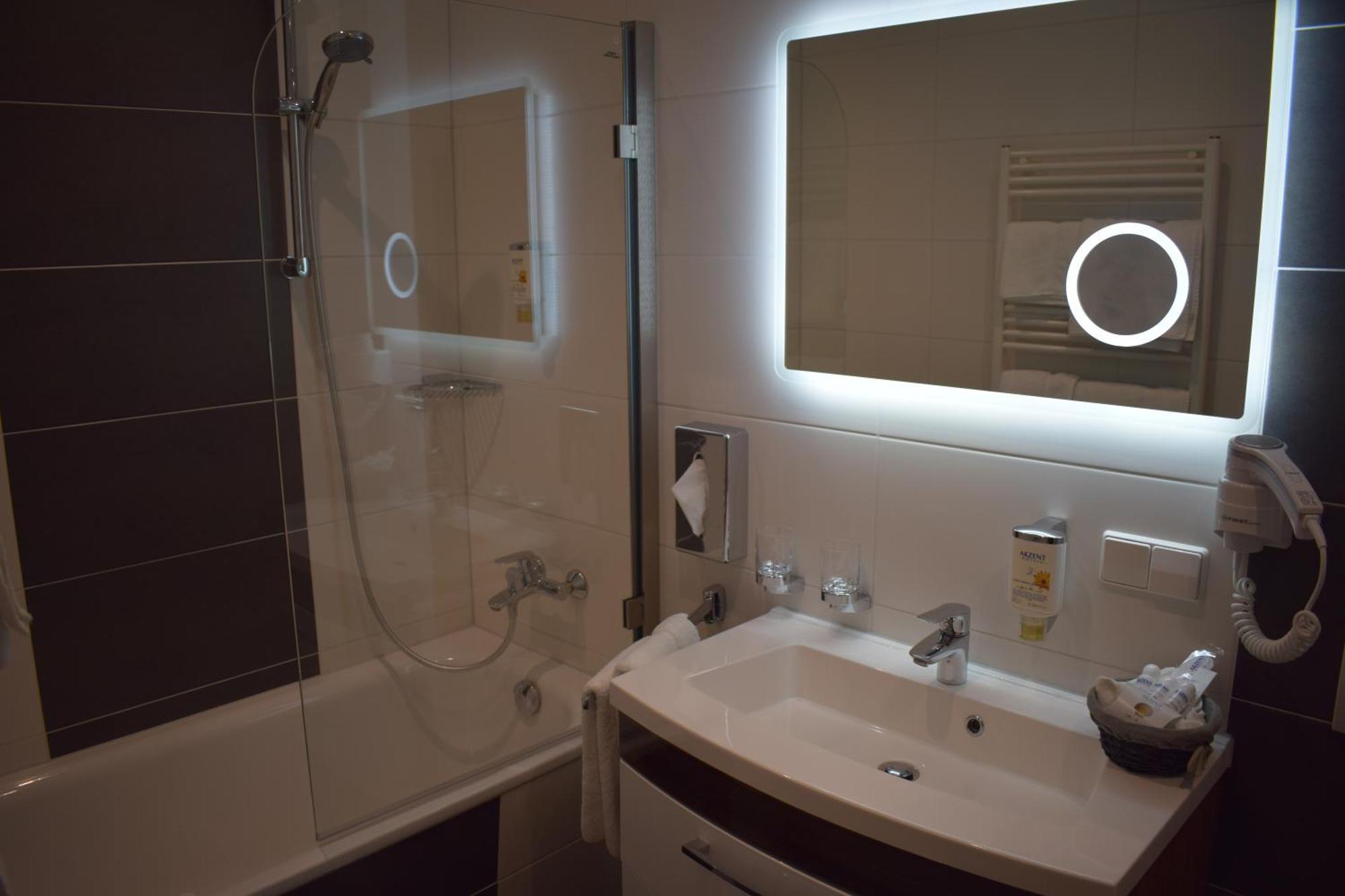Akzent Hotel Goldner Hirsch Каменц Екстериор снимка