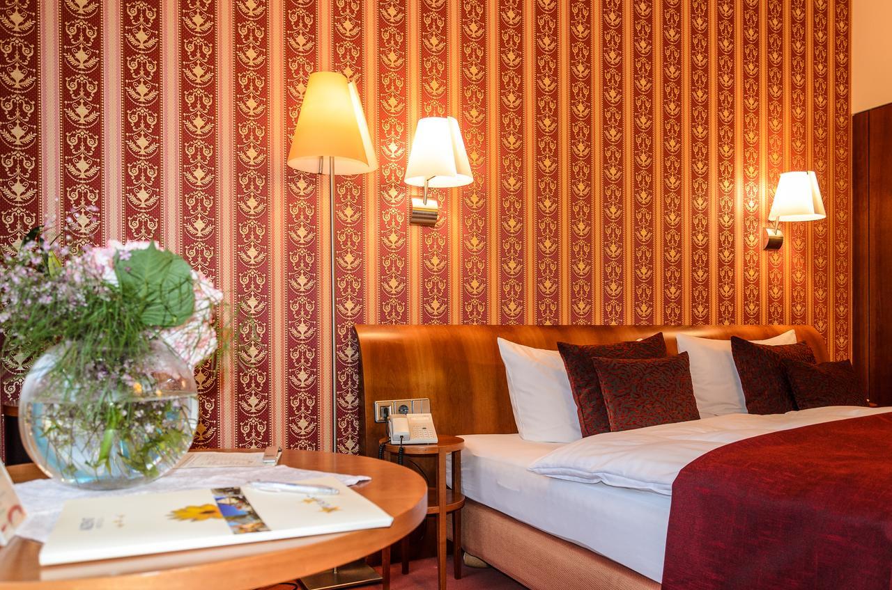 Akzent Hotel Goldner Hirsch Каменц Екстериор снимка