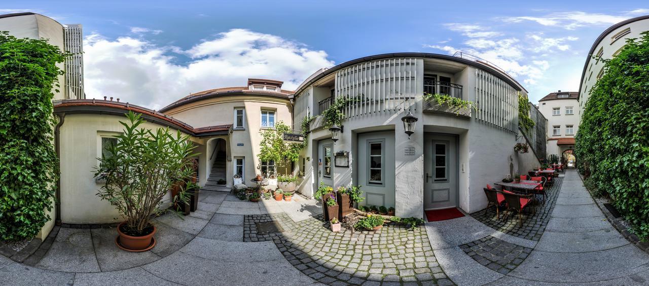 Akzent Hotel Goldner Hirsch Каменц Екстериор снимка