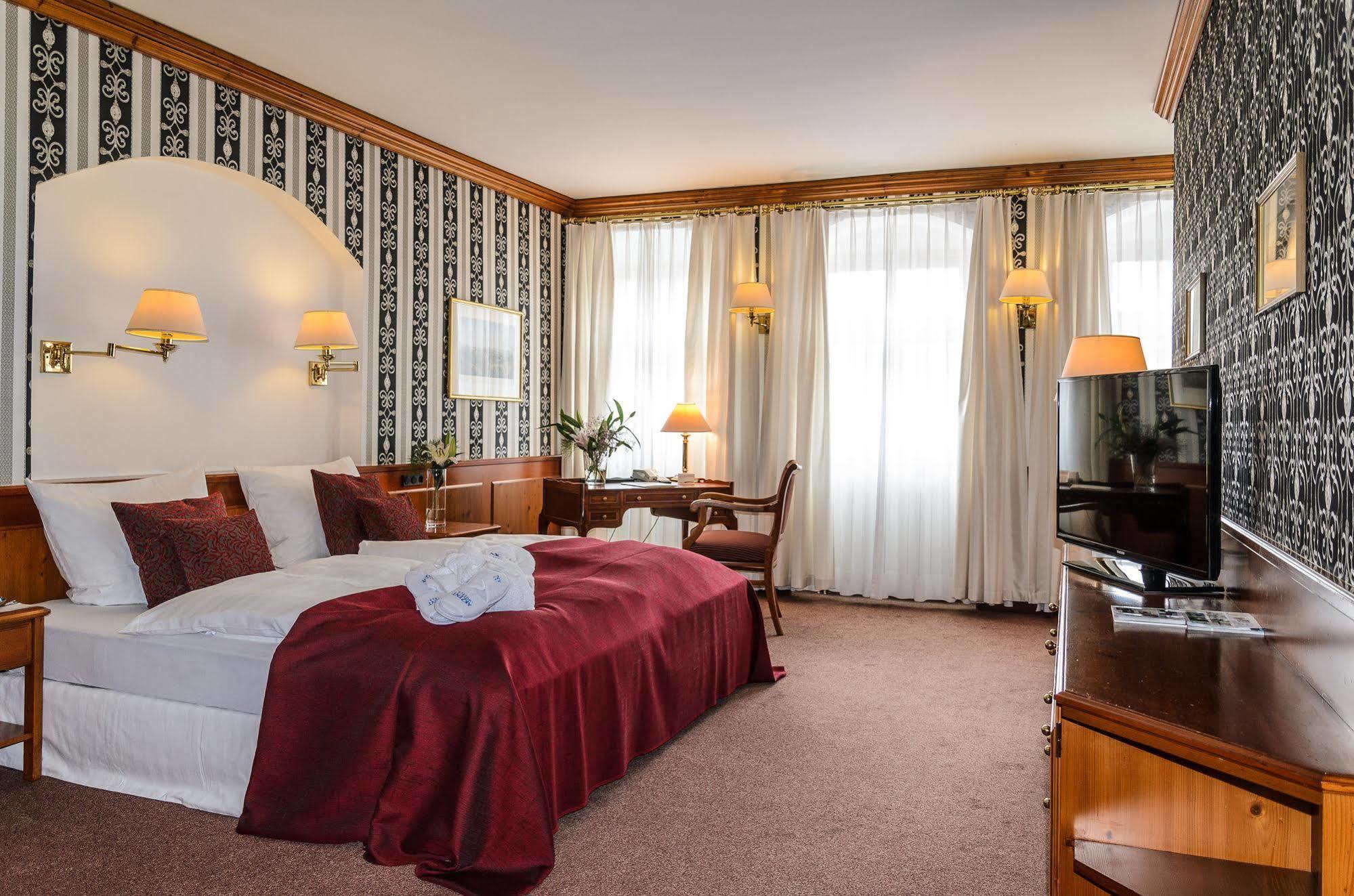 Akzent Hotel Goldner Hirsch Каменц Екстериор снимка