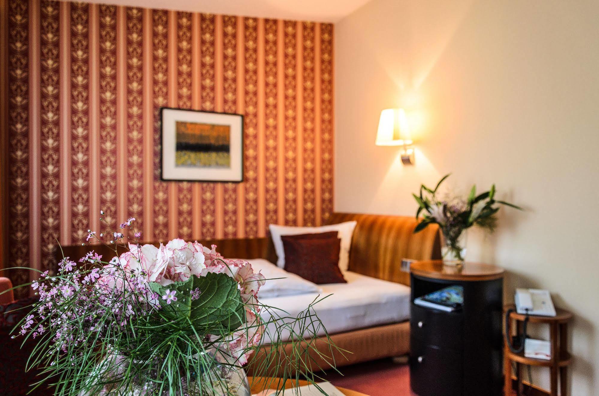 Akzent Hotel Goldner Hirsch Каменц Екстериор снимка