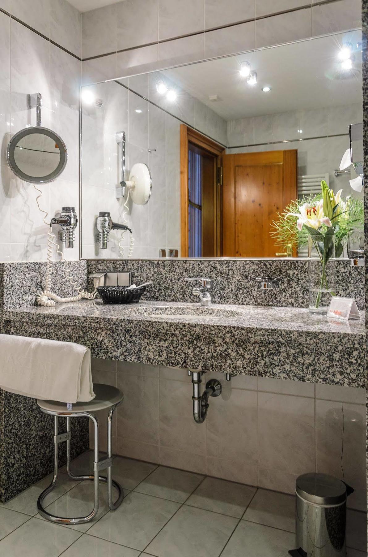 Akzent Hotel Goldner Hirsch Каменц Екстериор снимка
