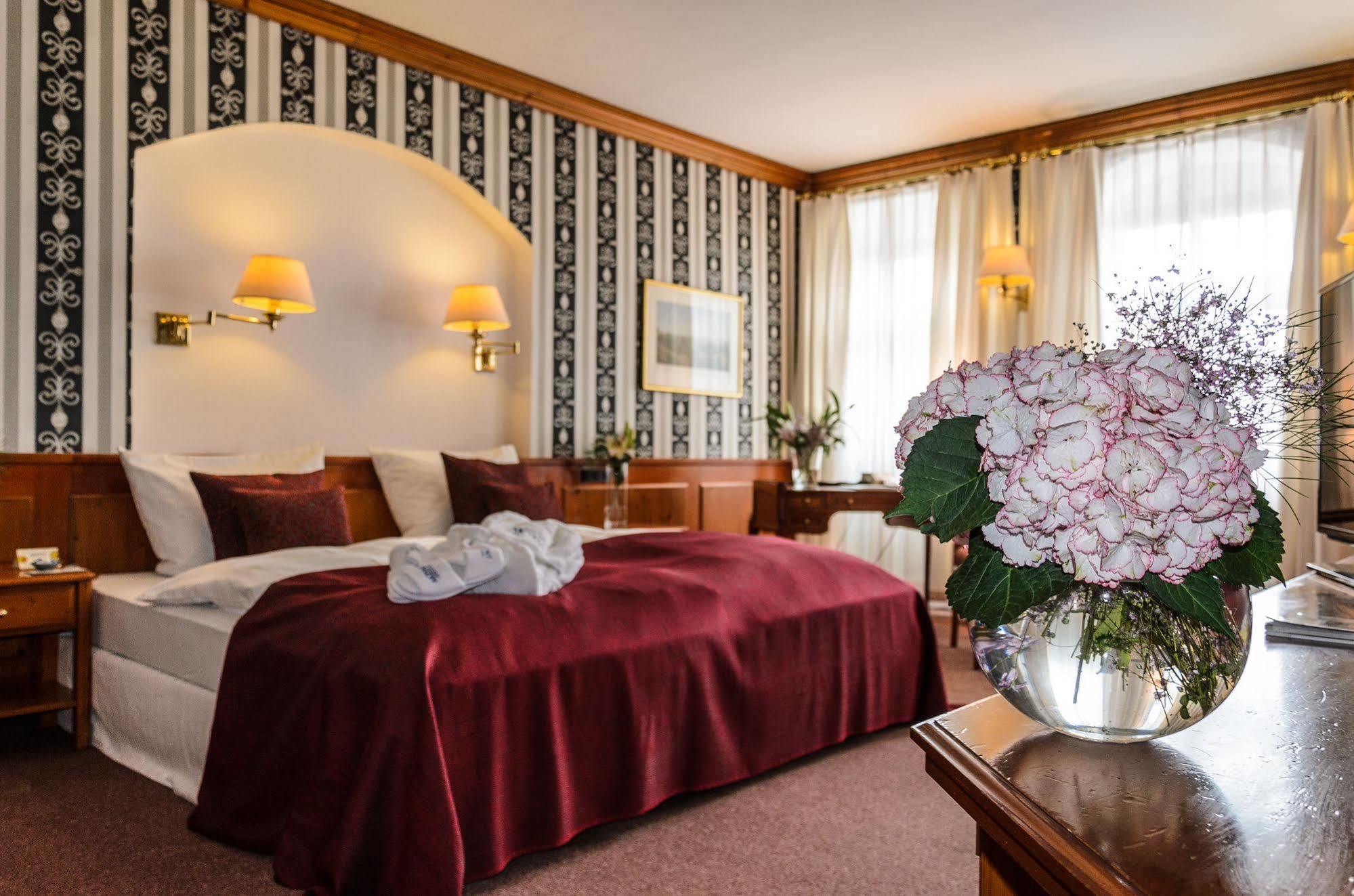 Akzent Hotel Goldner Hirsch Каменц Екстериор снимка