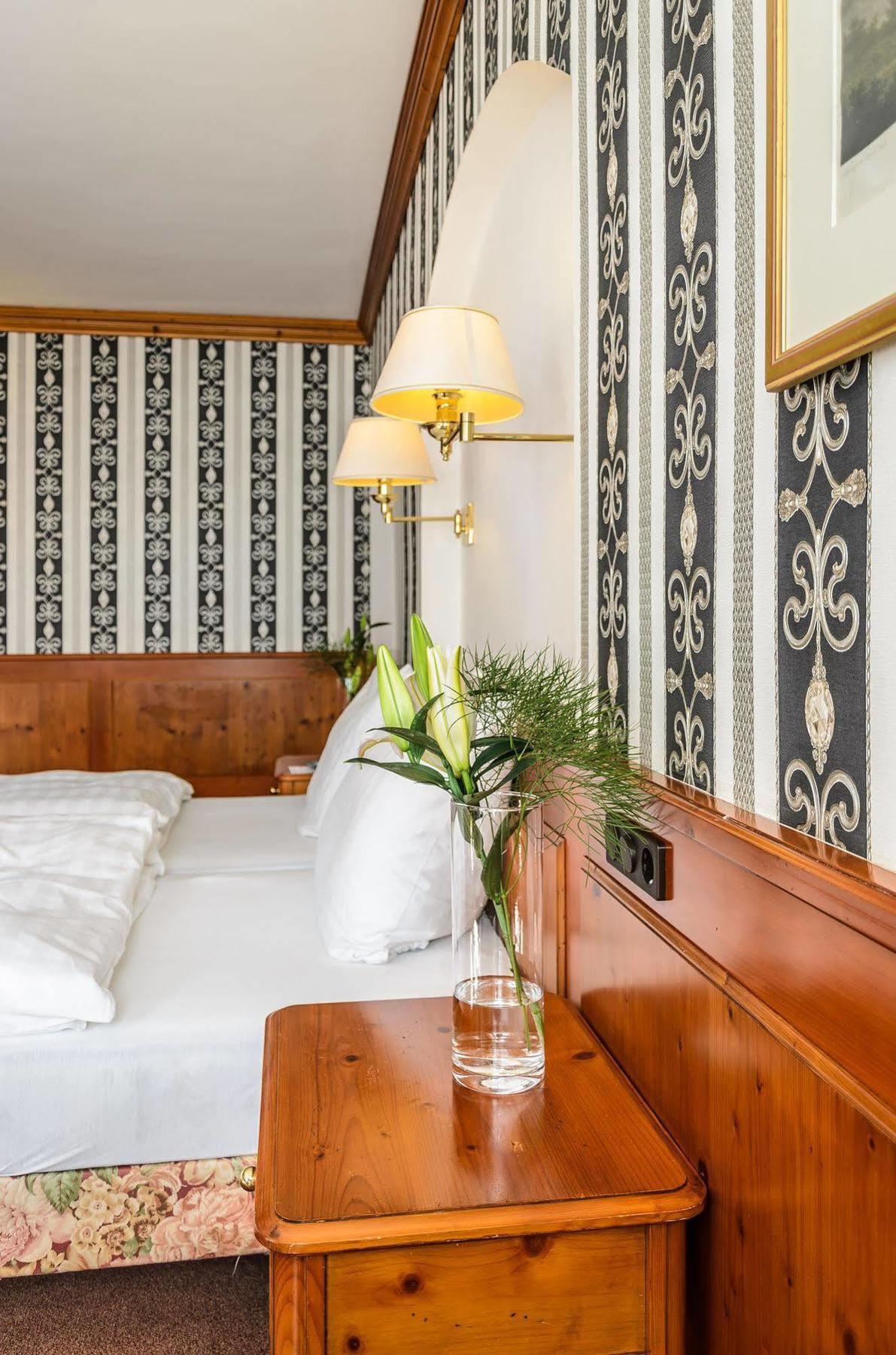 Akzent Hotel Goldner Hirsch Каменц Екстериор снимка