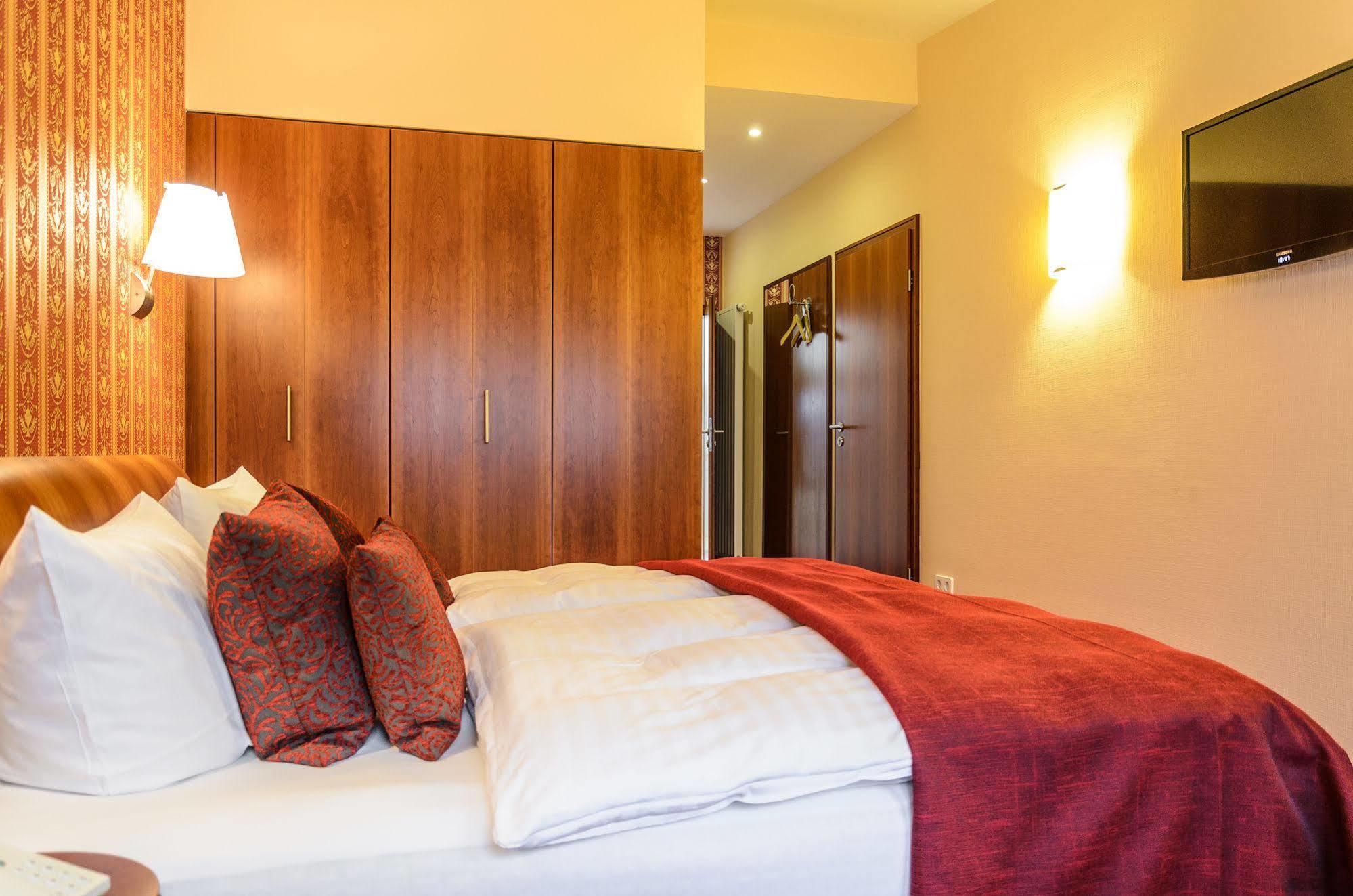 Akzent Hotel Goldner Hirsch Каменц Екстериор снимка