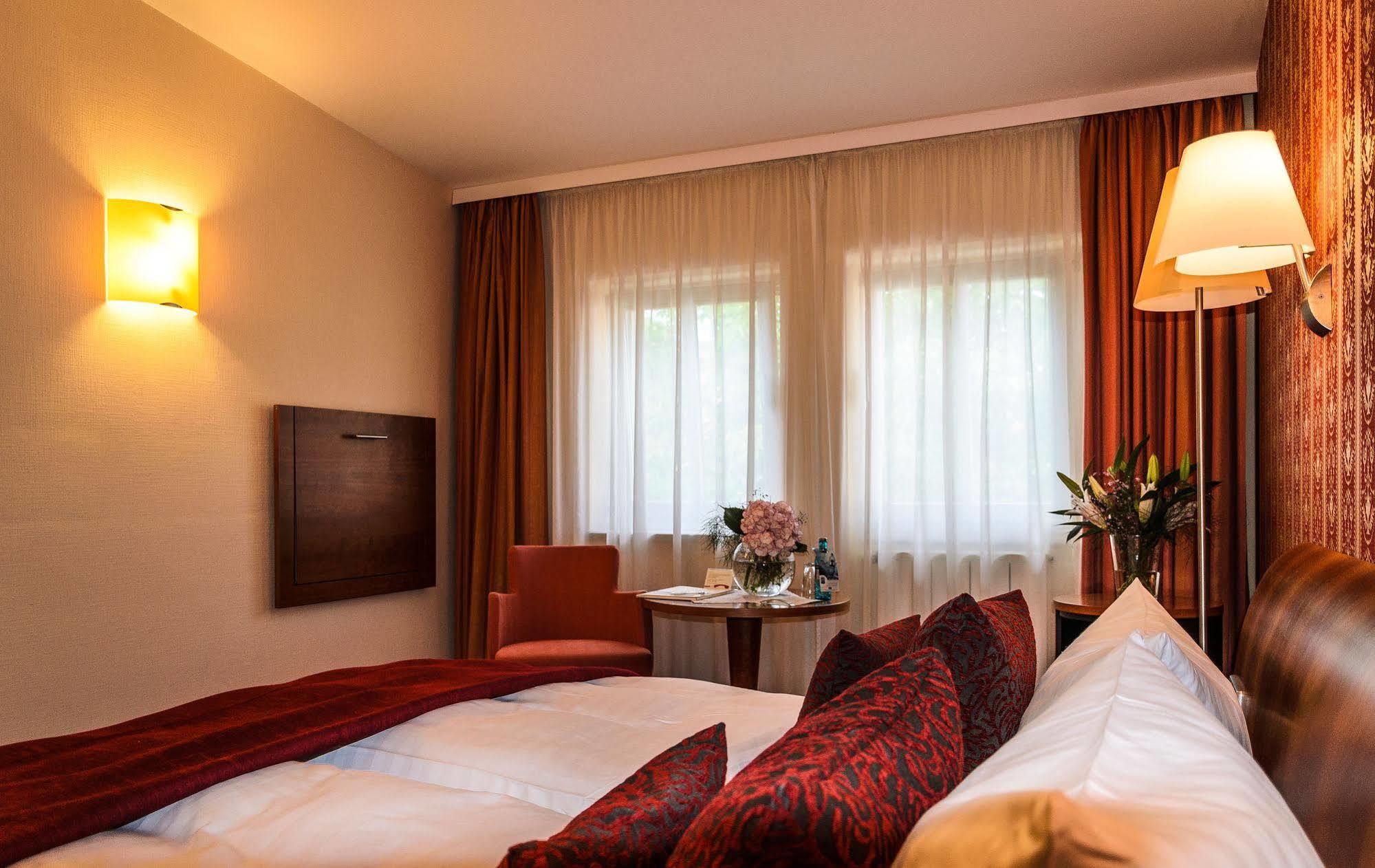 Akzent Hotel Goldner Hirsch Каменц Екстериор снимка